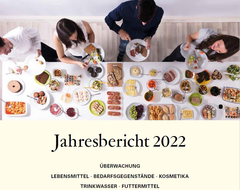 Titelseite des Jahresberichts Lebensmittelüberwachung 2022 mit vier jungen Menschen, die sich am Buffet  zu Essen nehmen