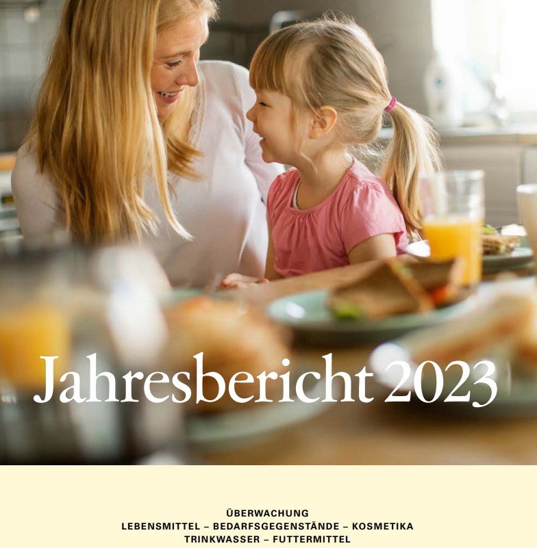 Titelseite des Jahresberichts zur Lebensmittelüberwachung 2022: Vier junge Menschen nehmen sich am Buffeet Essen auf weiße Teller