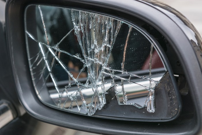 Zerbrochener Rückspiegel eines Autos