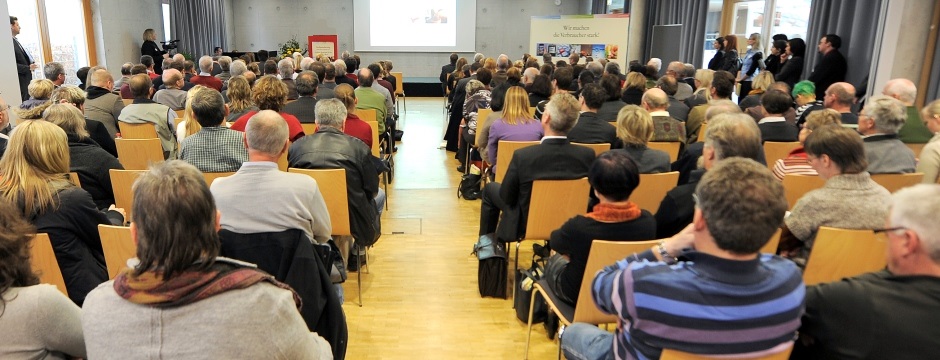 Zuschauerraum mit Mittelgang bei einer Tagung von hinten
