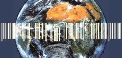 Planet Erde aus dem Weltall fotografiert mit einem weißen Barcode waagrecht darüber gelegt.