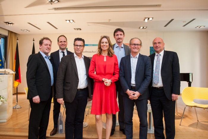 Gruppenbild mit den Referenten der Veranstaltung: : (v.l.n.r) Martin Salamon (BEUC), Prof. Dr. Christian Thorun (ConPolicy), Gastgeber Minister Hauk MdL, Hendrike Brenninkmeyer (Verbraucherkommission Baden-Württemberg ), Peter Reese (e5 media), Claude Turmes MdEP, Prof. Dr. Klaus-Dieter Borchardt (Direktor EU-Kommission); Foto: MLR