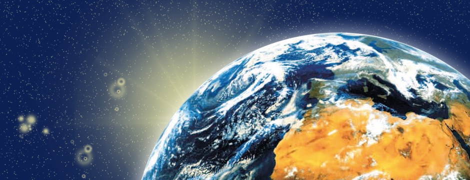 Blick aus dem All auf einen Teil des blauen Planeten Erde, kurz bevor die Sonne aufgeht.