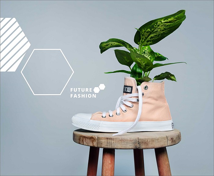 Stoffturnschuh mit Pflanze im Inneren plus Future-Fashion-Logo
