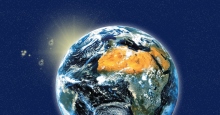 Weltkugel aus dem All mit Blick auf Afrika vor blauem Hintergrund