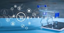 viele Icons, stilisierte Symbole mit Verbraucher- oder digitalem Bezug und einem Einkaufswagen, der auf einem digitalen Endgerät stehtvor blauem Hintergrund