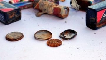 Abgebrannte und explodierte Knopfzellen und Batterien