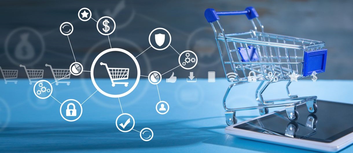 viele digitale Icons auf blauem Hintergrund zentral mit einem Einkaufswagen verbunden, dazu ein Einkaufswagen stilisiert auf einem digitalen Endgerät