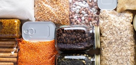 (c) PantherMedia pundapanda; Allerlei Vorräte wie Kaffeebohnen, Linsen, Trockenbohnen, Haferflocken, Konserven...