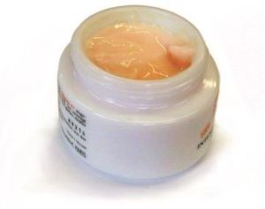 Cremetigel mit bräunlich-fettiger Masse