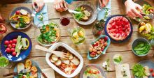 Reich gedeckter Tisch mit leckerem Essen; Smarterpix/Gorodenkoff: