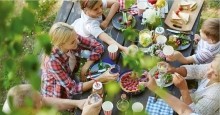 Titelbild JAhresbericht 2025 Picknick im Freien